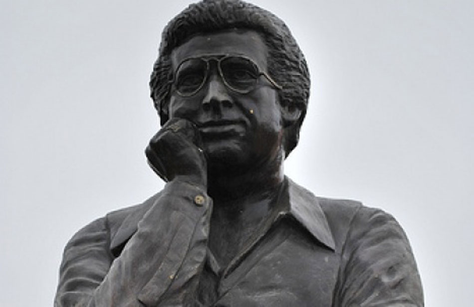 Develan estatua de Héctor Lavoe en su ciudad natal Héctor-Lavoe-estatua