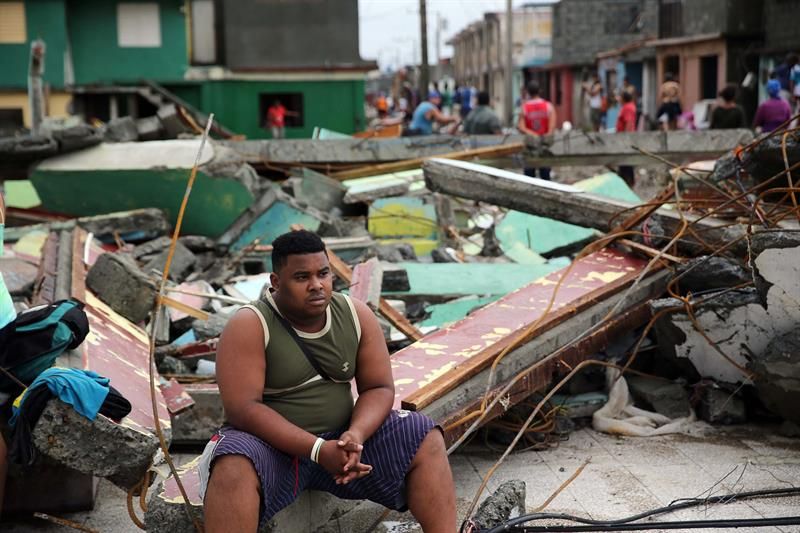 Cubanos se recuperan de los destrozos y estragos causados por el paso del huracán Matthew en Baracoa, provincia de Guantánamo (Cuba).