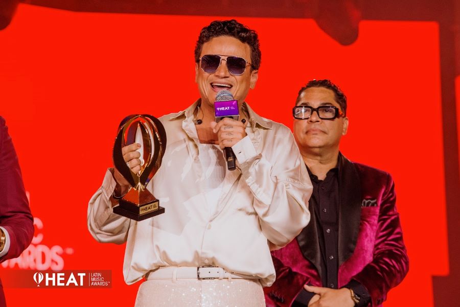 Karol G la gran ganadora de Premios Heat Latin Music Award El Sol de