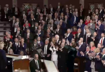 Trump lamenta la “desafortunada” decisión del Supremo de declarar ilegales sus aranceles pero le resta importancia