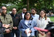 Delcy Rodríguez visita en Caracas un campamento de desplazados por los terremotos en Venezuela