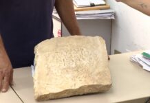 Aparece en una vivienda de Mérida la lápida intacta de una niña de diez años fallecida en el año 519 d.C.
