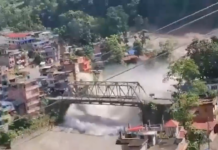 Al menos 157 muertos por las inundaciones en el norte de Nepal, en la frontera con China