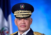 Mayor General Ernesto Rodríguez hace una pausa y visita exsubalterno en Higuey
